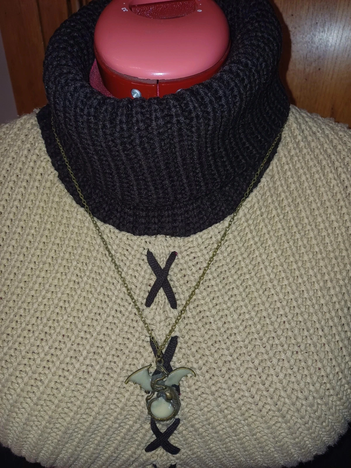 Collier dragon réfléchissant la nuit